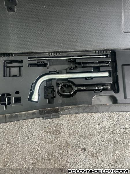 Audi  A4 B8 Karavan Alat U Gepeku