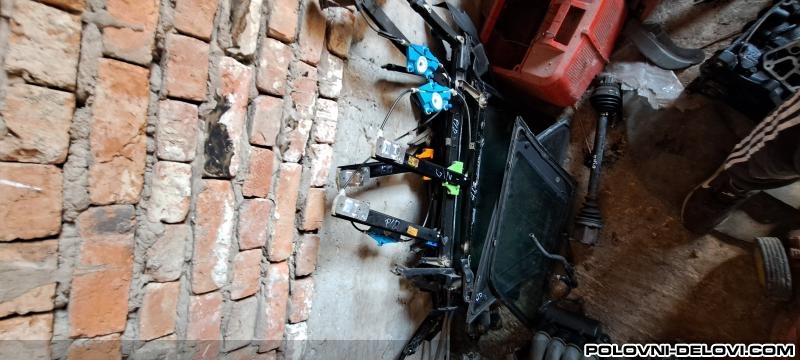 Audi  A4 Podizaci Stakala  Razni Delovi