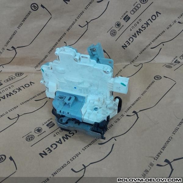 Audi  A4 Q5 Brava U Zadnjim Desnim Vratima 8J1 837 016 A 