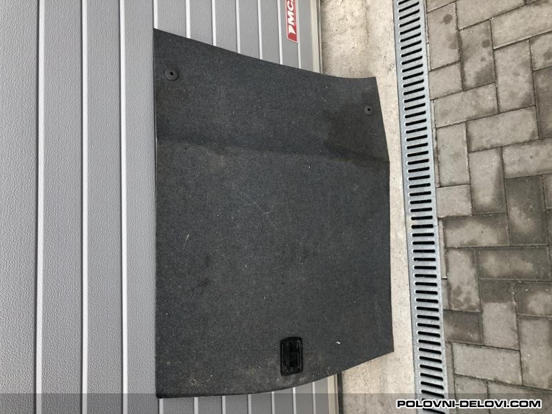 Audi  A4 Tepih U Gepeku Enterijer