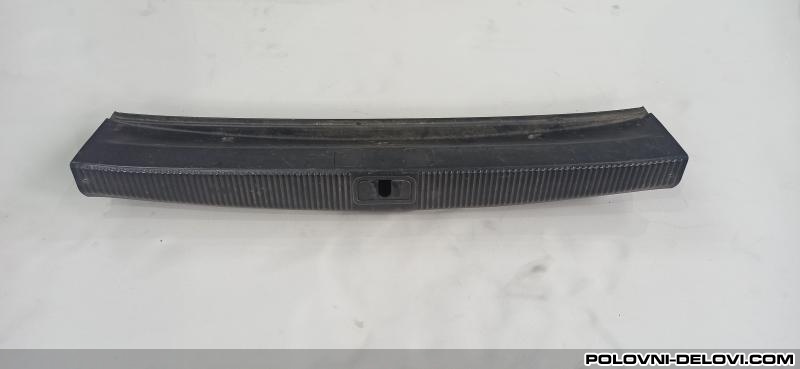Audi  A8 Plastika U Gepeku Enterijer