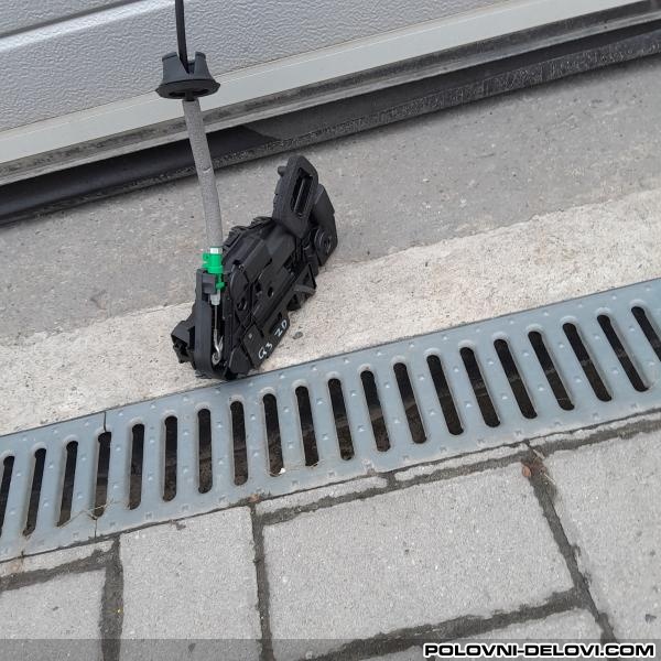 Audi  Q3  Brava U Zadnjim Desnim Vratima 5TA 839 016 M