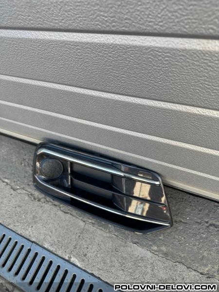 Audi Q5 Desna Resetka Sa Otvorom Za Radar - 80A 807 682 C
