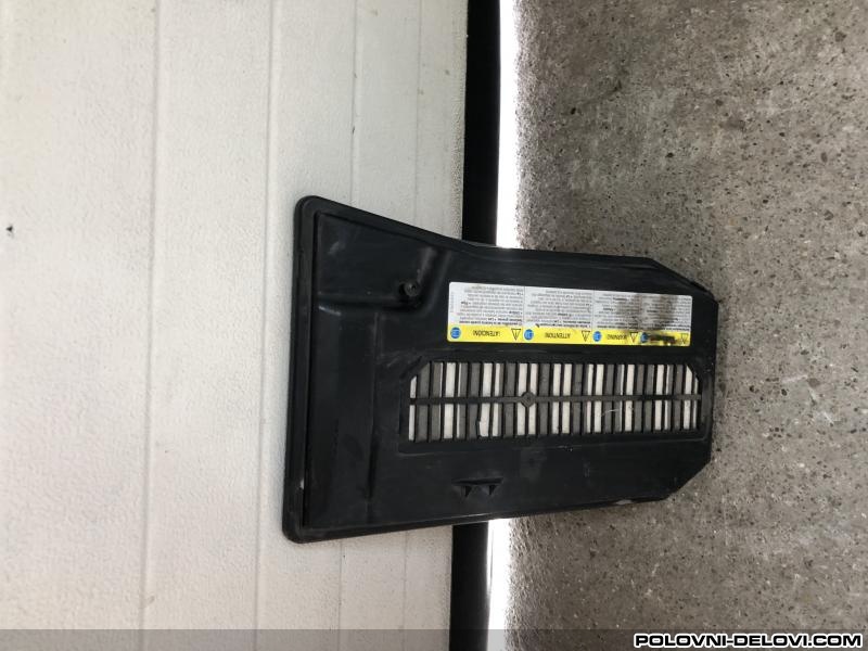 Audi  Q7 Poklopac Akumulatora Enterijer