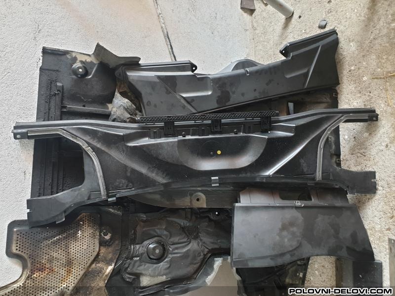 BMW  3 Plastika Ispod Haube Razni Delovi
