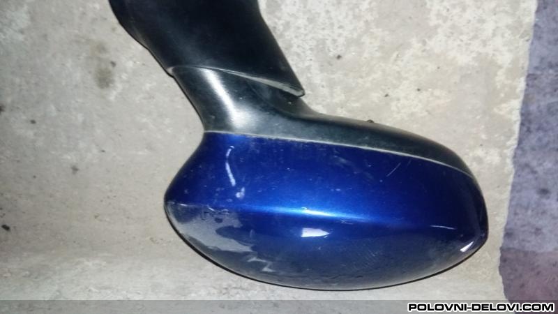 Fiat  Grande Punto Retrovizor Kompletan Auto U Delovima