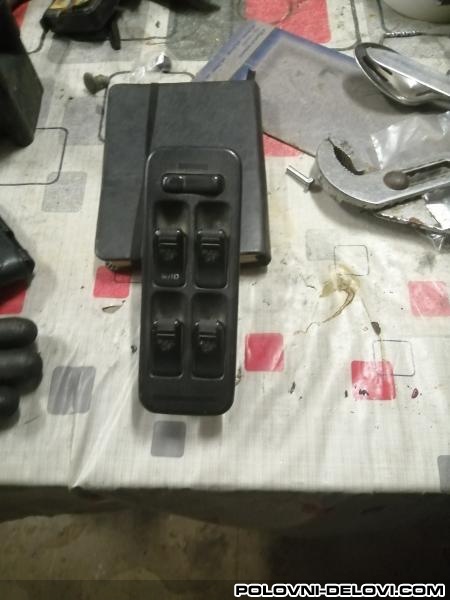 Mazda  323F BENZIN  Enterijer