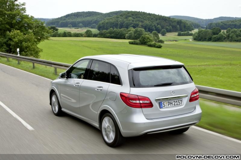 Mercedes  B 180  Kompletan Auto U Delovima