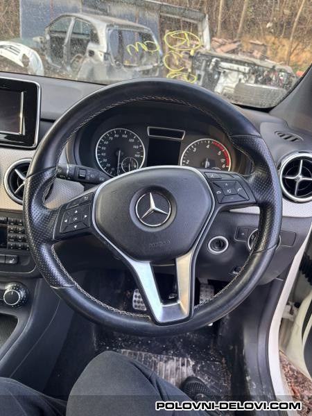 Mercedes  B Volan W246 Enterijer