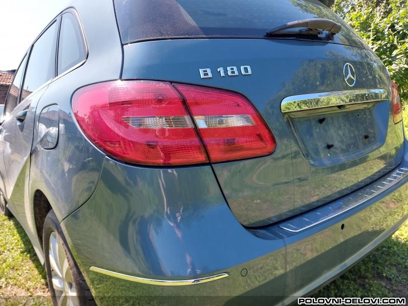 Mercedes  B W246 Delovi Karoserija