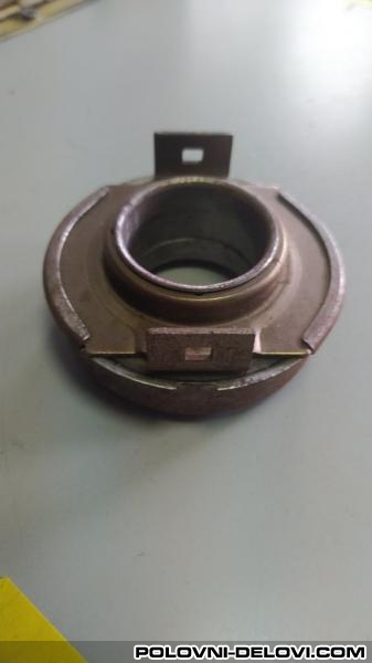 Nissan  Pickup  Kompletan Auto U Delovima