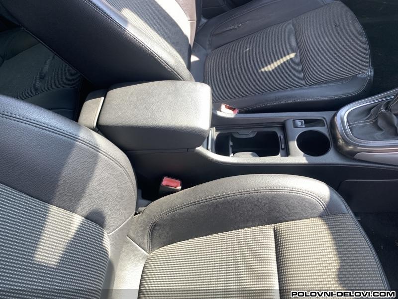 Opel  Astra J Pojasevi  Enterijer