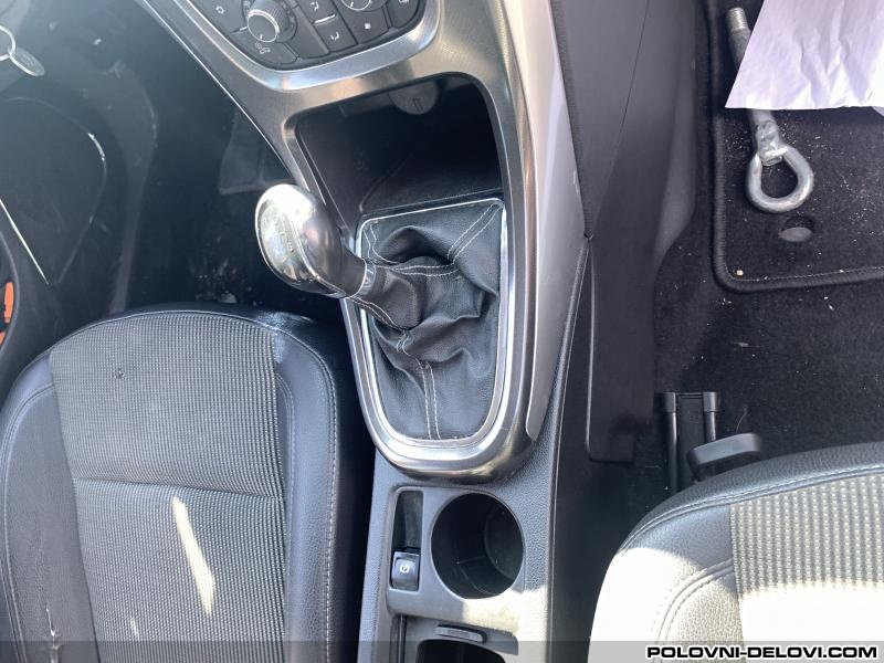 Opel  Astra J Rucica Menjaca  Enterijer