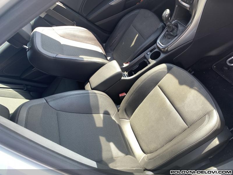 Opel  Astra J Sedista  Enterijer