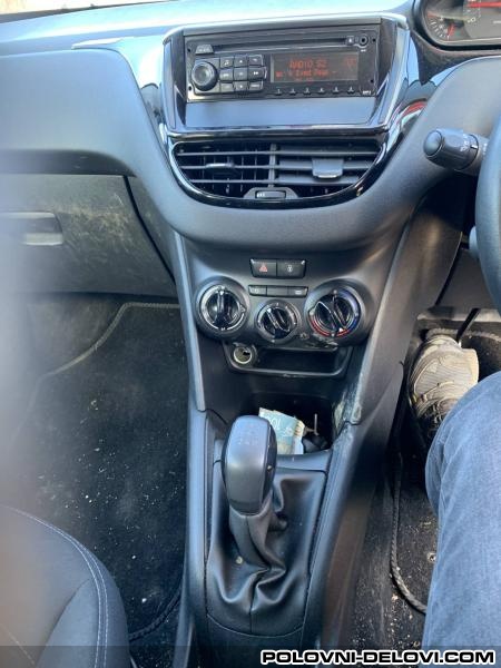 Peugeot  208 Rucica Menjaca Enterijer