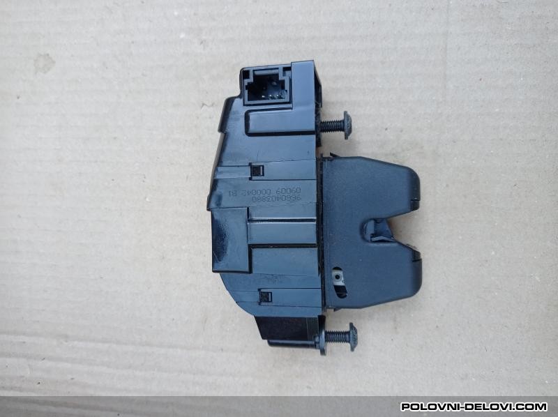 Peugeot  308 Brava Gepek Vrata Razni Delovi