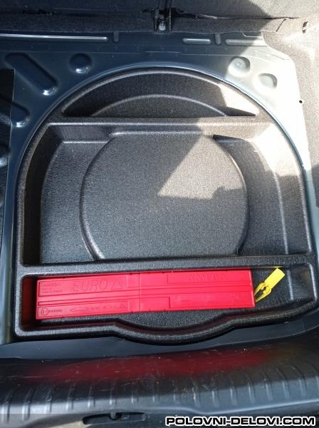 Peugeot  308 Poklopac Rez. Tocka Razni Delovi