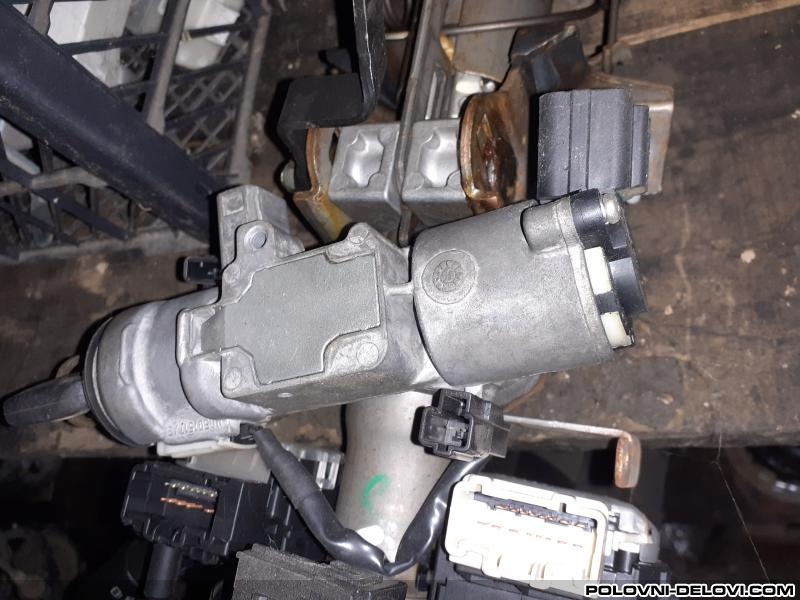 Toyota  Avensis  Kompletan Auto U Delovima