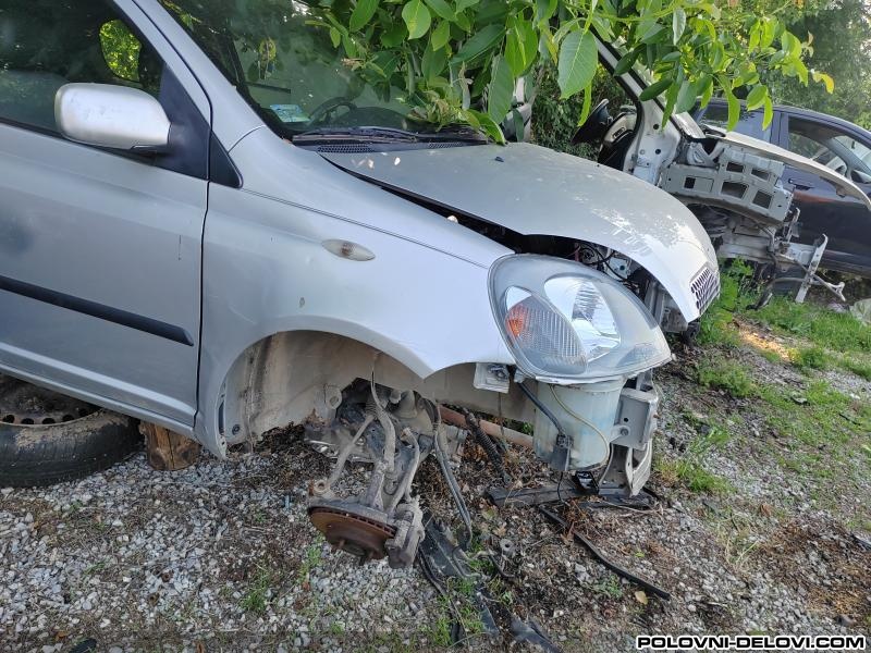 Toyota  Yaris 1.0b Kompletan Auto U Delovima