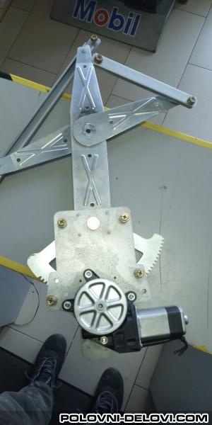 Toyota  Yaris  Kompletan Auto U Delovima