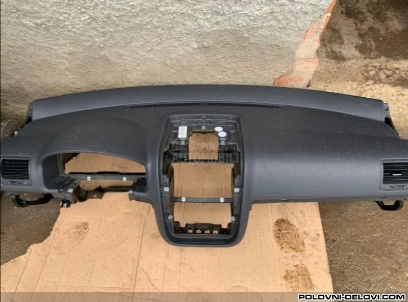 Volkswagen  Golf 5 Tabla Kompletan Auto U Delovima