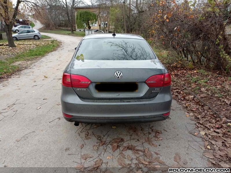Volkswagen  Jetta Polica U Gepeku  Enterijer