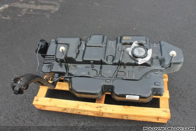 Volkswagen  T5 Rezervoar Motor I Delovi Motora